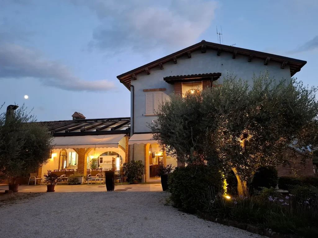 Villa Marta a Calisese di Cesena: facciata principale della villa immersa nel verde.